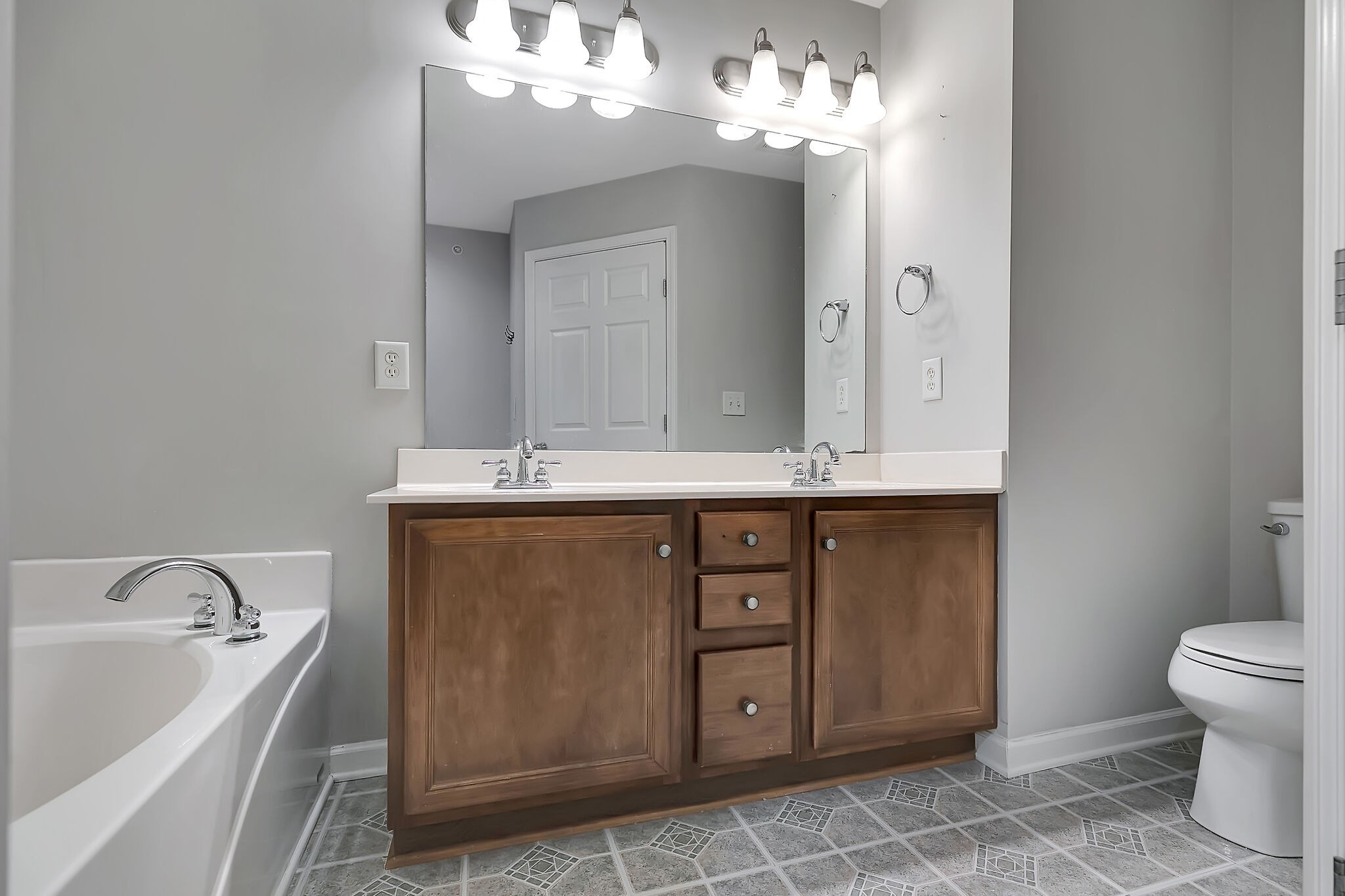 4013 Clinton Lane Spring Hill, TN 37174 - Photo 19 of 27 a bathroom with a sink a toilet and a bathtub