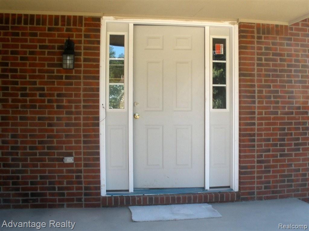3891 Hazelton Avenue Rochester, MI 48307 - Photo 4 of 20 COVERED PORCH