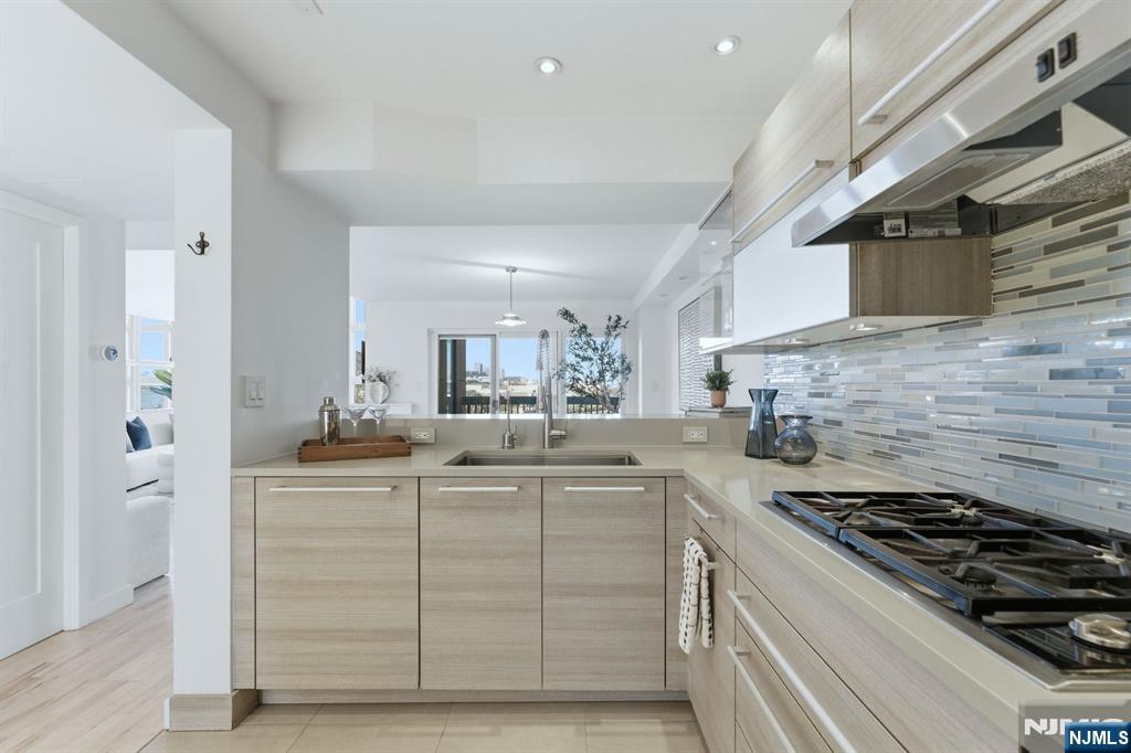 308 Nelson Court Edgewater, NJ 07020 - Photo 12 of 38