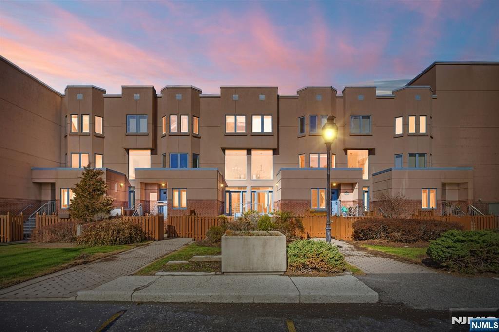 308 Nelson Court Edgewater, NJ 07020 - Photo 2 of 38