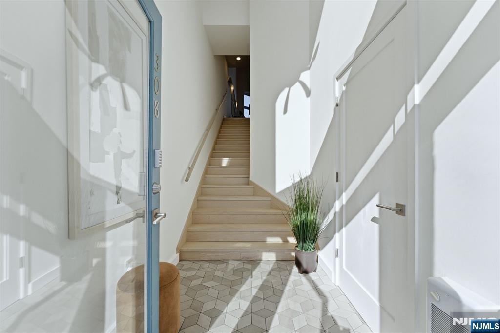 308 Nelson Court Edgewater, NJ 07020 - Photo 3 of 38