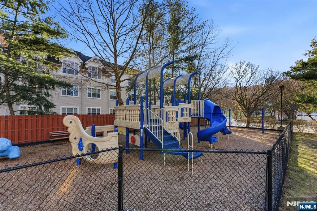 308 Nelson Court Edgewater, NJ 07020 - Photo 33 of 38