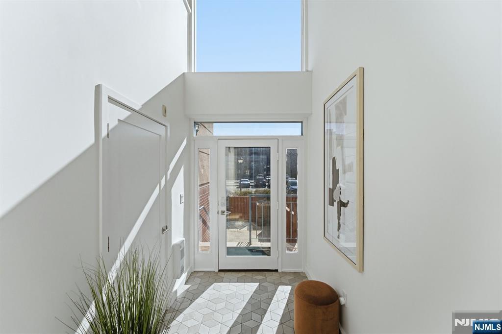 308 Nelson Court Edgewater, NJ 07020 - Photo 4 of 38