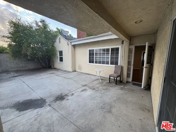 a view of a house with backyard and porch