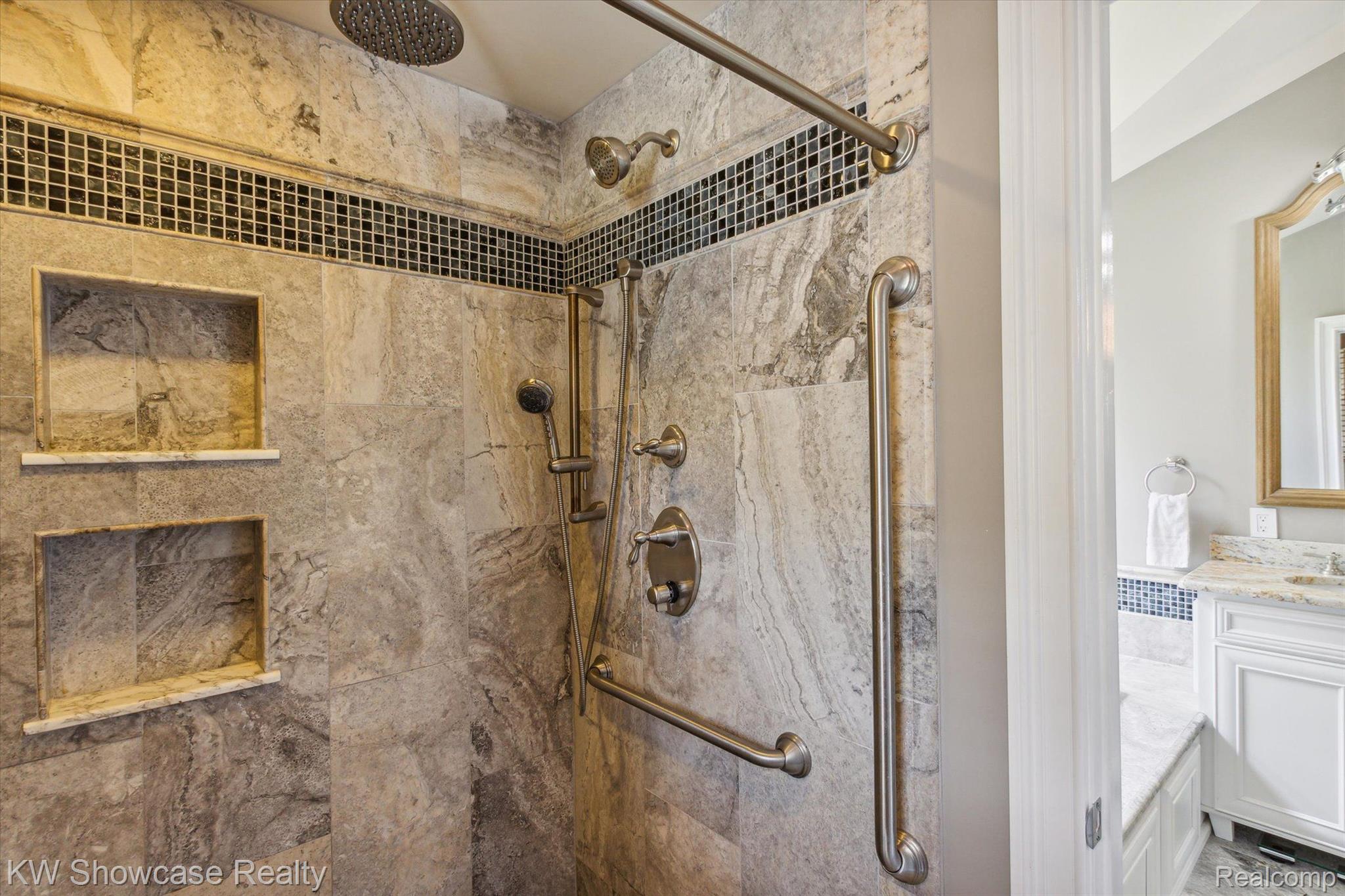 47647 Rochester Drive Novi, MI 48374 - Photo 24 of 36 Beautifully updated full bathroom.