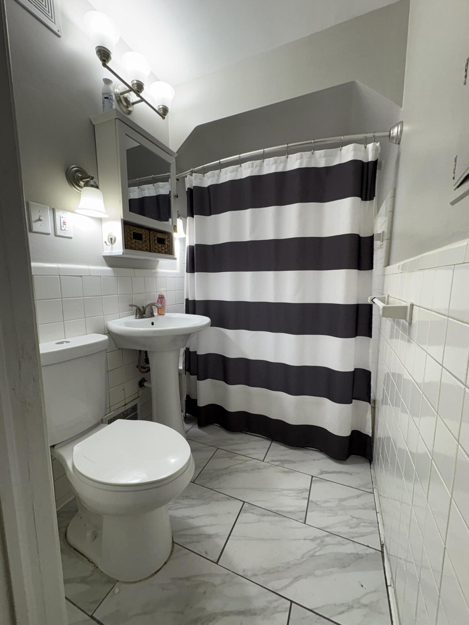 11685 Coyle Street Detroit, MI 48227 - Photo 14 of 22 Bathroom