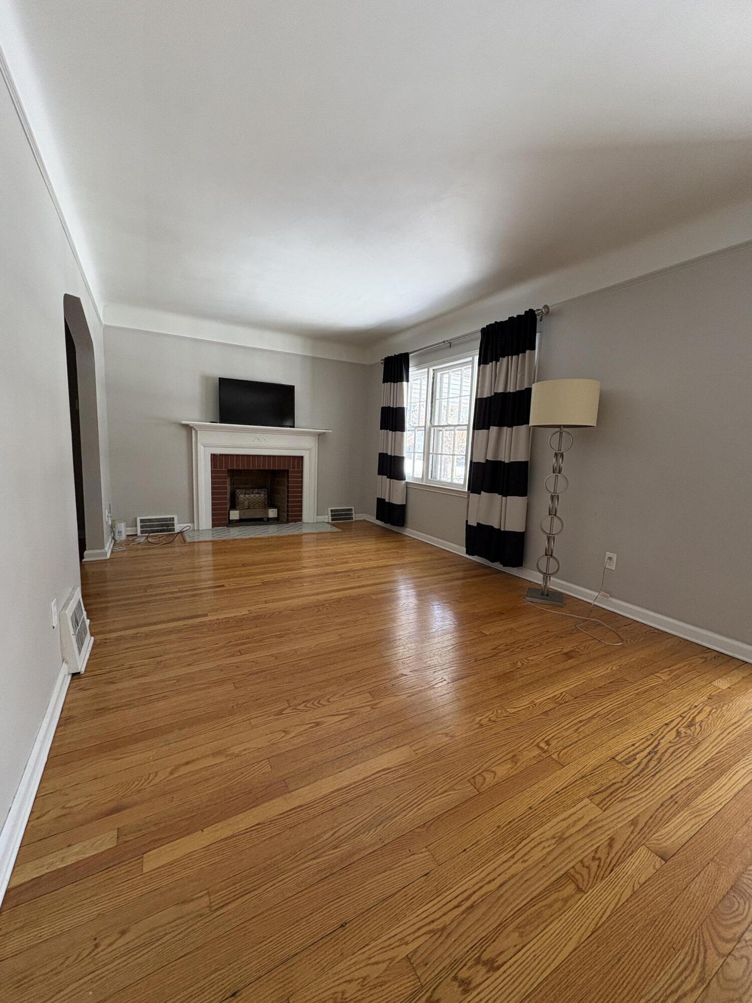 11685 Coyle Street Detroit, MI 48227 - Photo 4 of 22 Livi ng Room 1