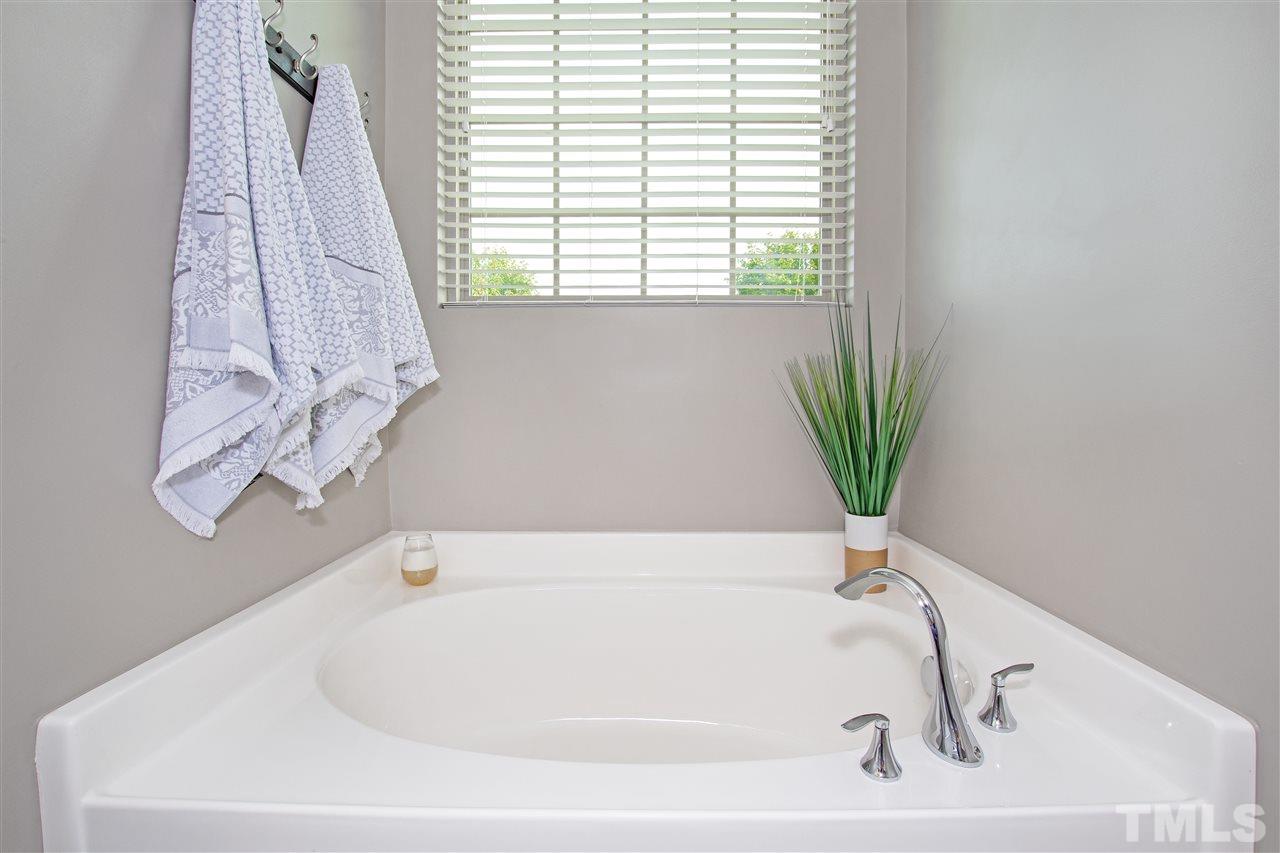 725 Wickham Ridge Road Apex, NC 27539 - Photo 14 of 30 Spa-Like Bathtub