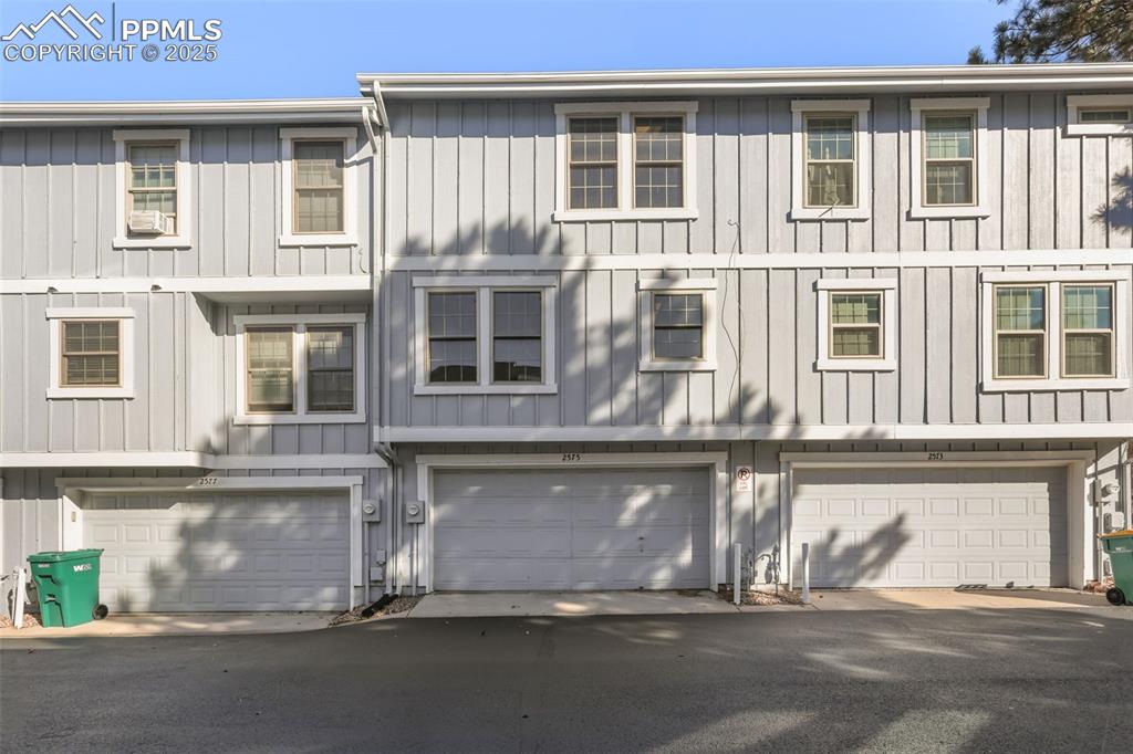 2575 Hatch Circle Colorado Springs, CO 80918 - Photo 25 of 39 a large building with a outdoor space