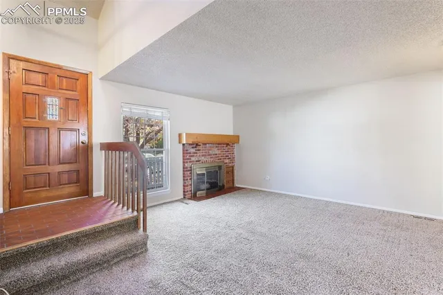 a view of livingroom with furniture