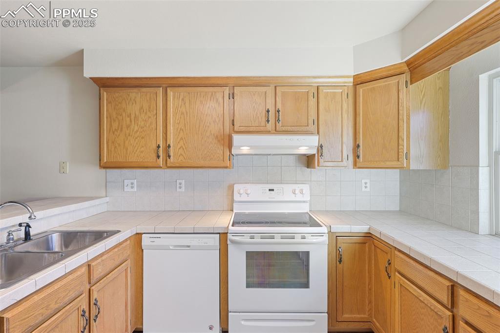 2575 Hatch Circle Colorado Springs, CO 80918 - Photo 10 of 39 a kitchen with a sink stove and cabinets
