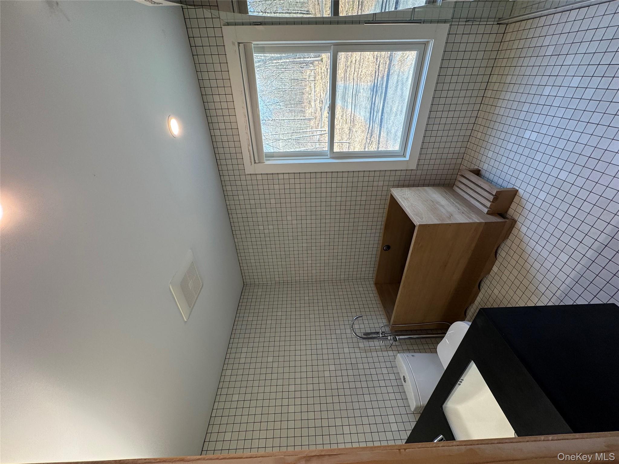 40 Pioneer Road Gardiner, NY 12525 - Photo 19 of 24 a living room with a couch and a window