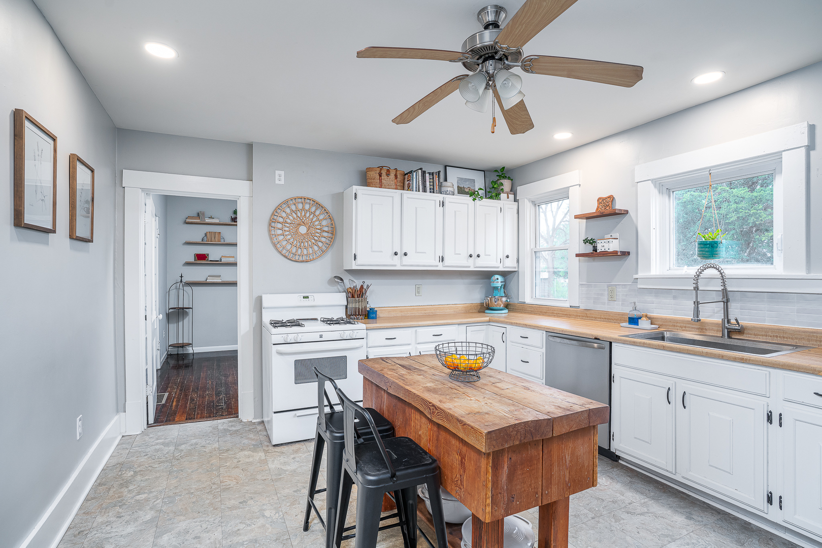 606 Indian Road Davenport, IA 52802 - Photo 6 of 21 Gallery Image 6