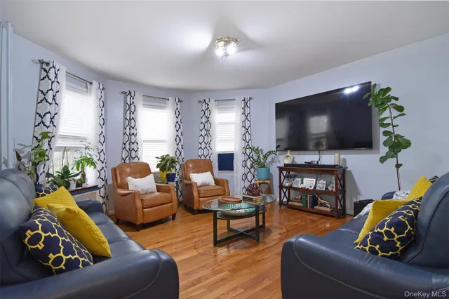 $949,000 | 262 North Fulton Avenue, Fleetwood, NY 10552