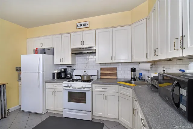 $949,000 | 262 North Fulton Avenue, Fleetwood, NY 10552