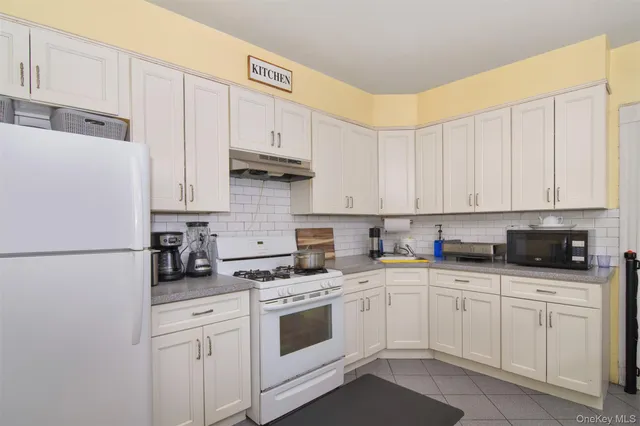 $949,000 | 262 North Fulton Avenue, Fleetwood, NY 10552