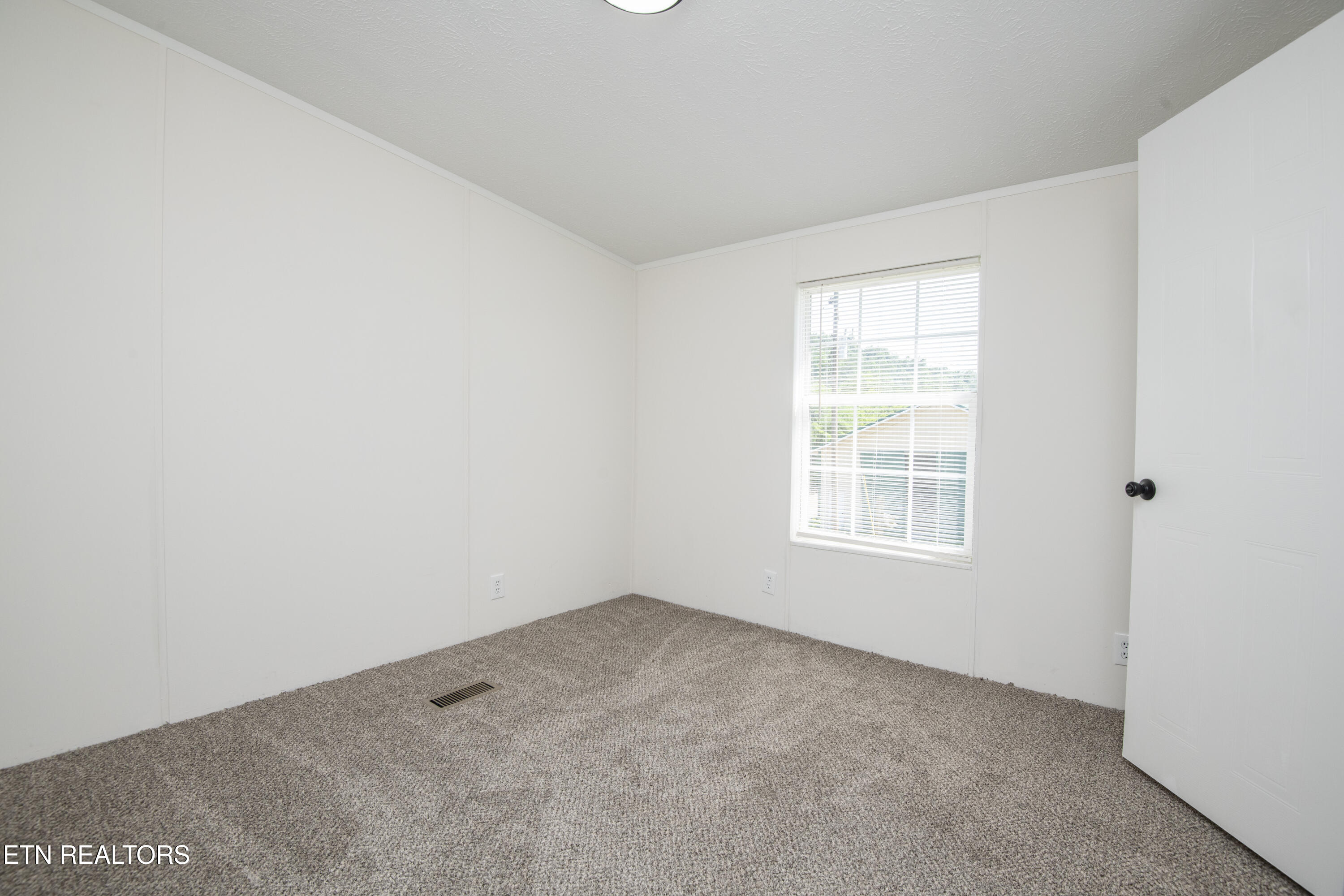 1587 Lower Caney Valley Road Tazewell, TN 37879 - Photo 22 of 42 fourth bed 3