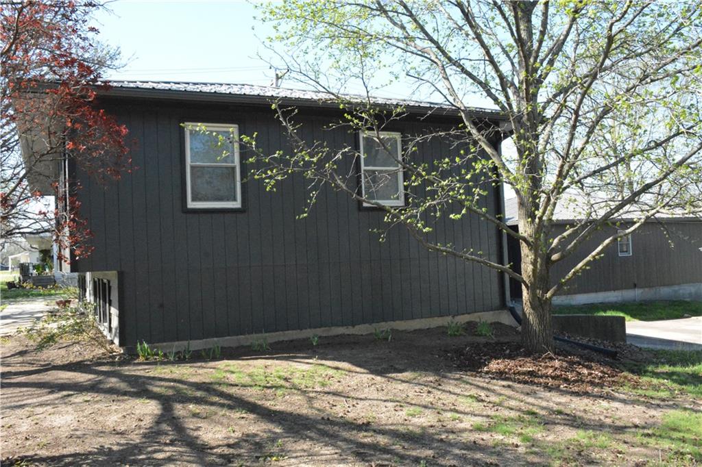 716 Shea Street Burlington, KS 66839 - Photo 3 of 28