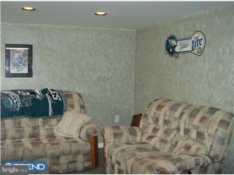 2759 Maxwell Street Philadelphia, PA 19136 - Photo 10 of 12 Family Room
