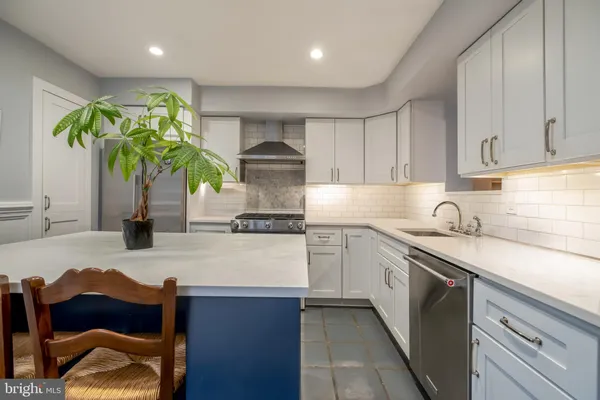 $4,100 | 908 South Front Street, Philadelphia, PA 19147