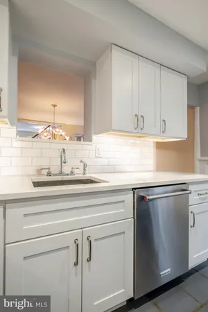 $4,100 | 908 South Front Street, Philadelphia, PA 19147