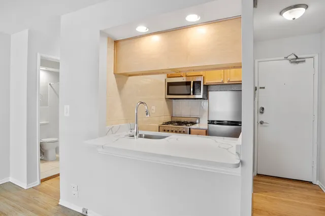 $1,209 | 6758 North Sheridan Road, Unit 238, Chicago, IL 60626