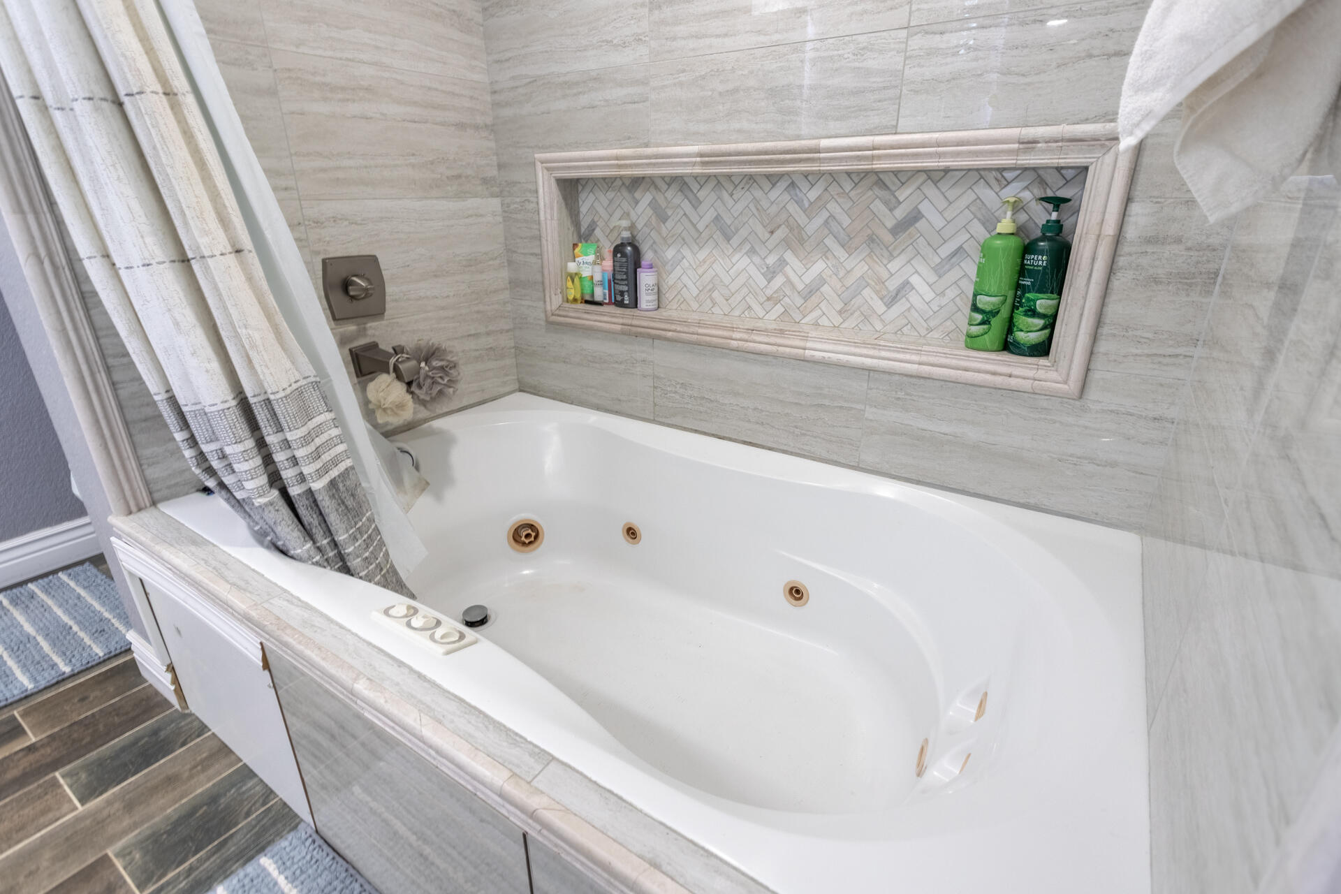 6188 Happy Valley Road Anderson, CA 96007 - Photo 34 of 58 a bathroom with a tub a sink and a large mirror