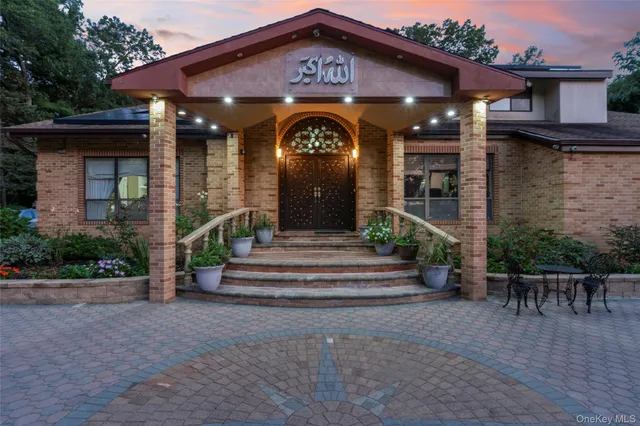 $1,988,000 | 258 Half Hollow Road, Dix Hills, NY 11746