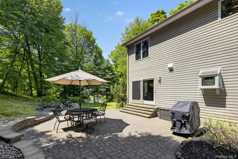 $560,000 | 305 Oak Lane, Newburgh, NY 12550