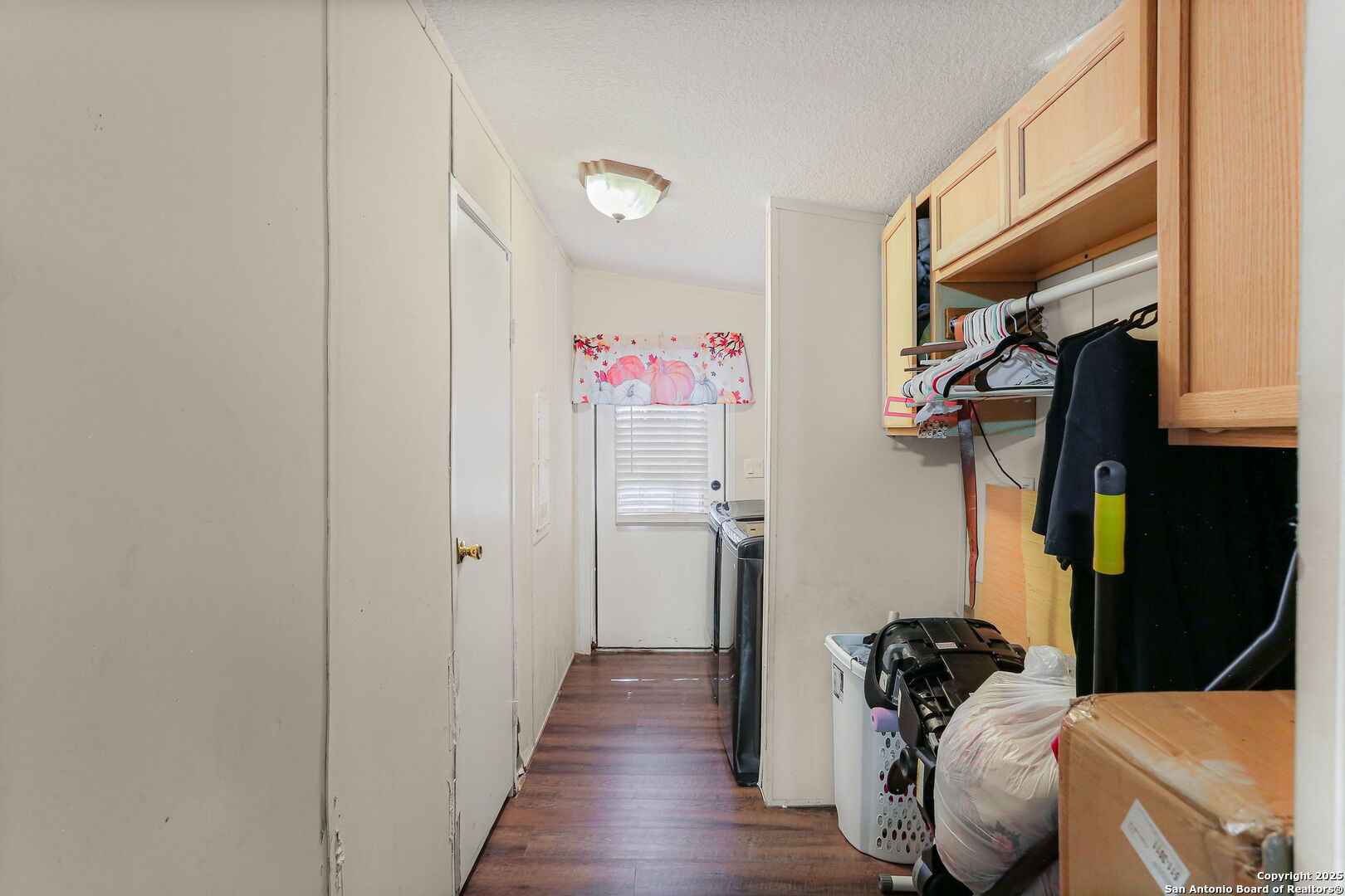 12925 Luckey Road Atascosa, TX 78002 - Photo 24 of 50 a hallway with a dining table and chairs