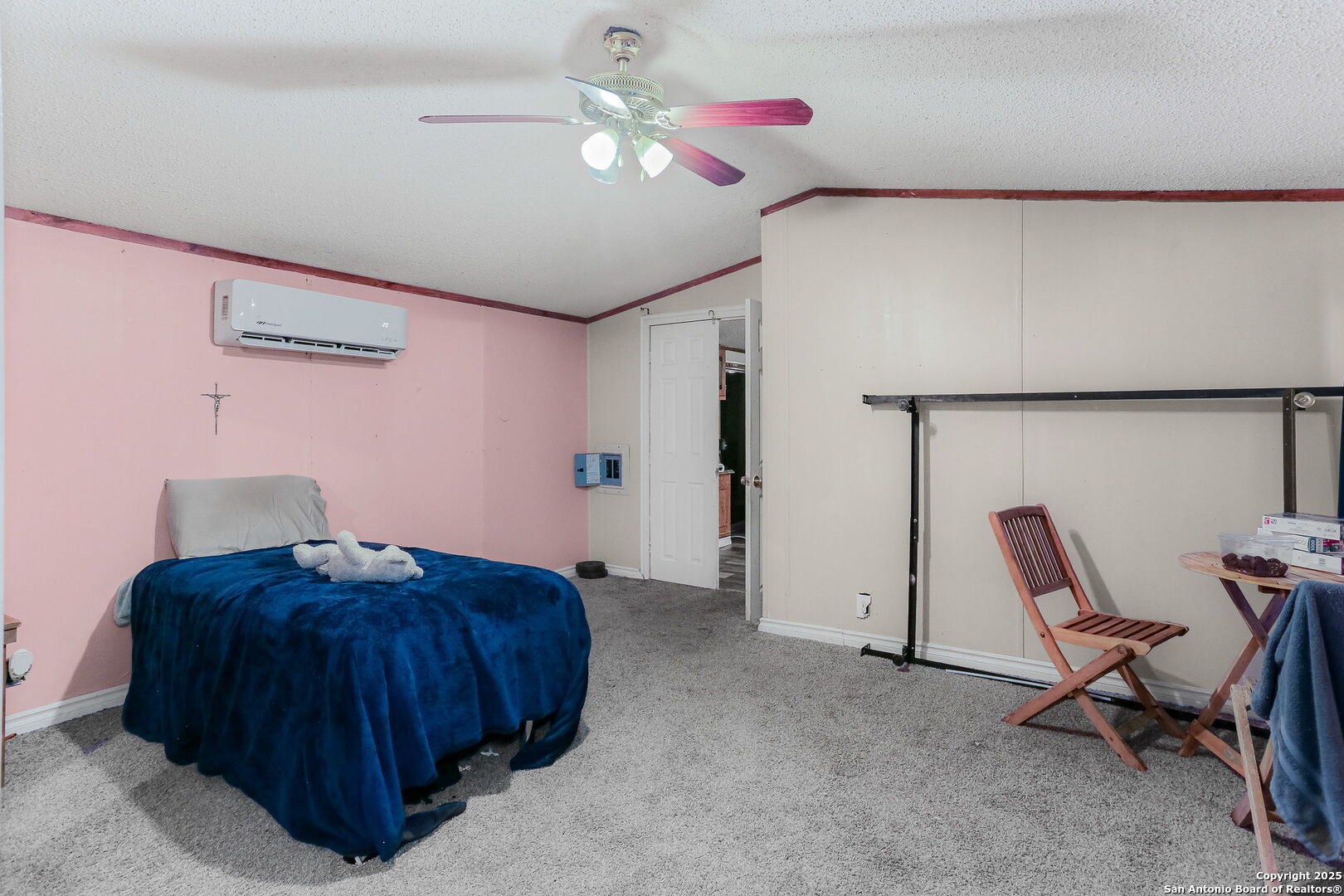 12925 Luckey Road Atascosa, TX 78002 - Photo 33 of 50 a bedroom with a bed and a chair