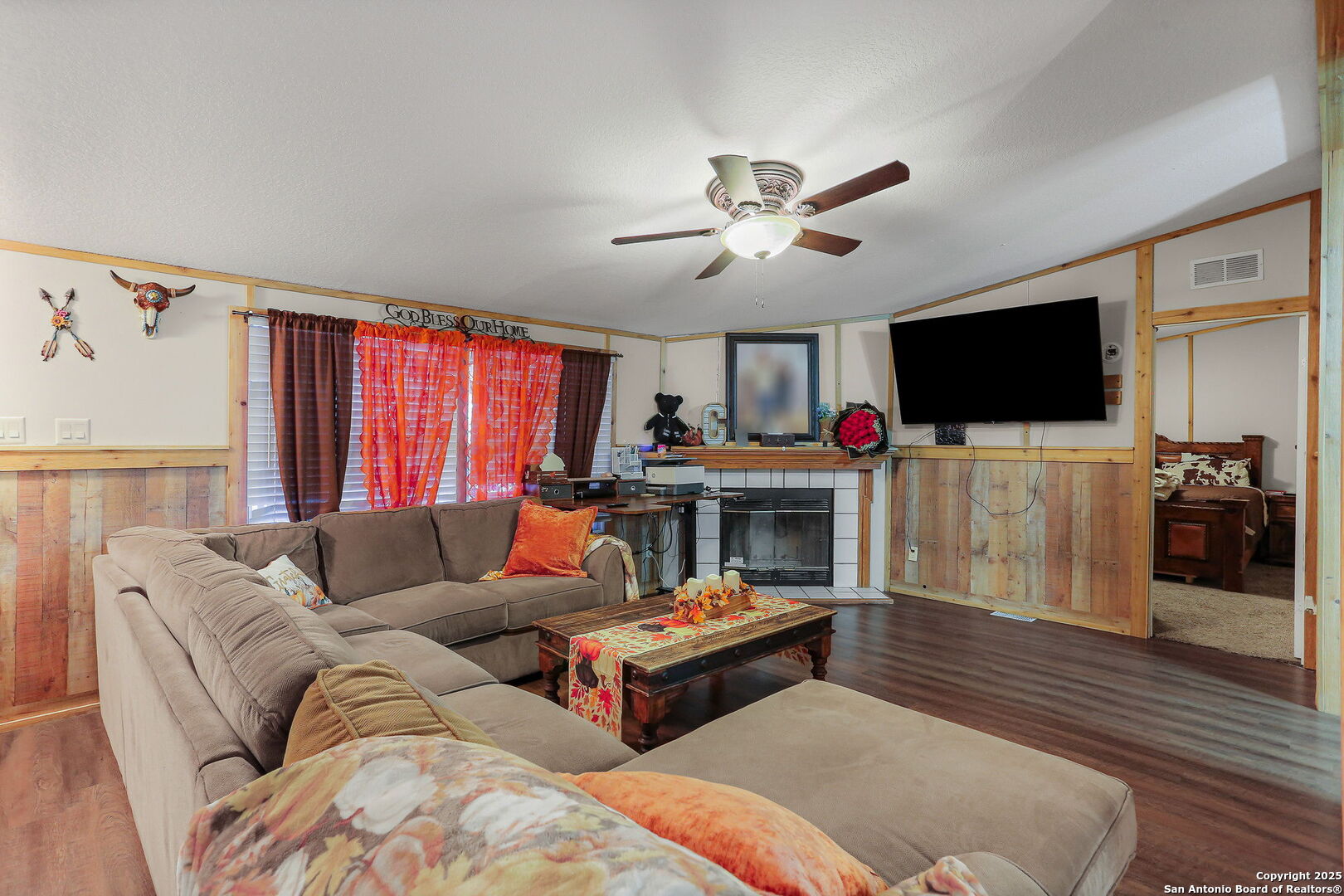 12925 Luckey Road Atascosa, TX 78002 - Photo 10 of 50 a living room with furniture and a flat screen tv