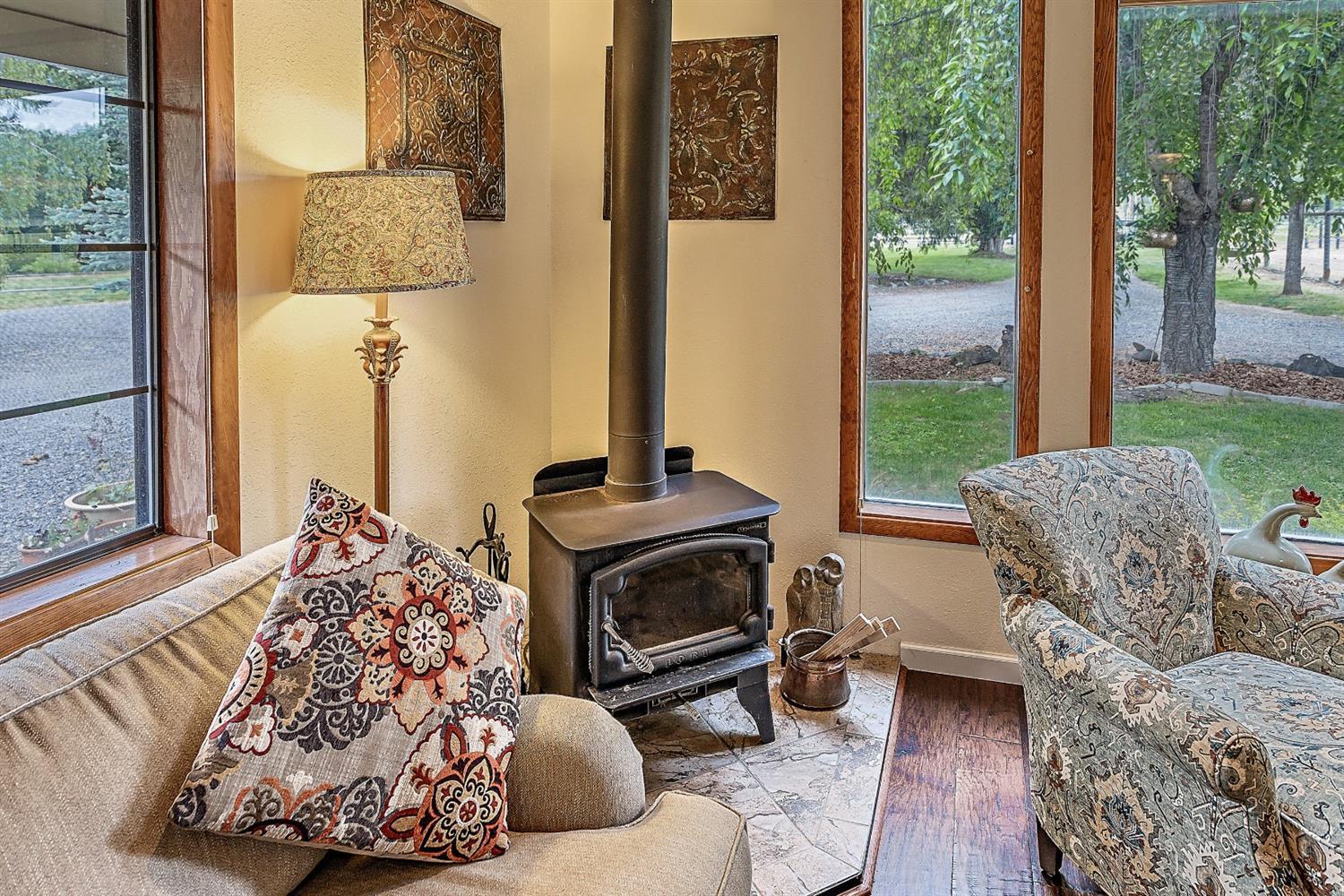 9155 North Applegate Road Grants Pass, OR 97527 - Photo 12 of 35 a living room with furniture and a window