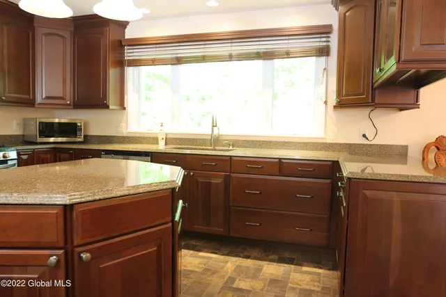 $2,800 | 73 Birchwood Lane, Colonie, NY 12309