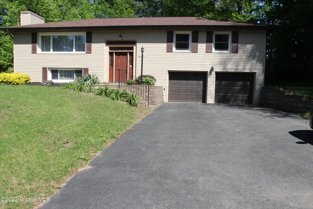 $2,800 | 73 Birchwood Lane, Colonie, NY 12309