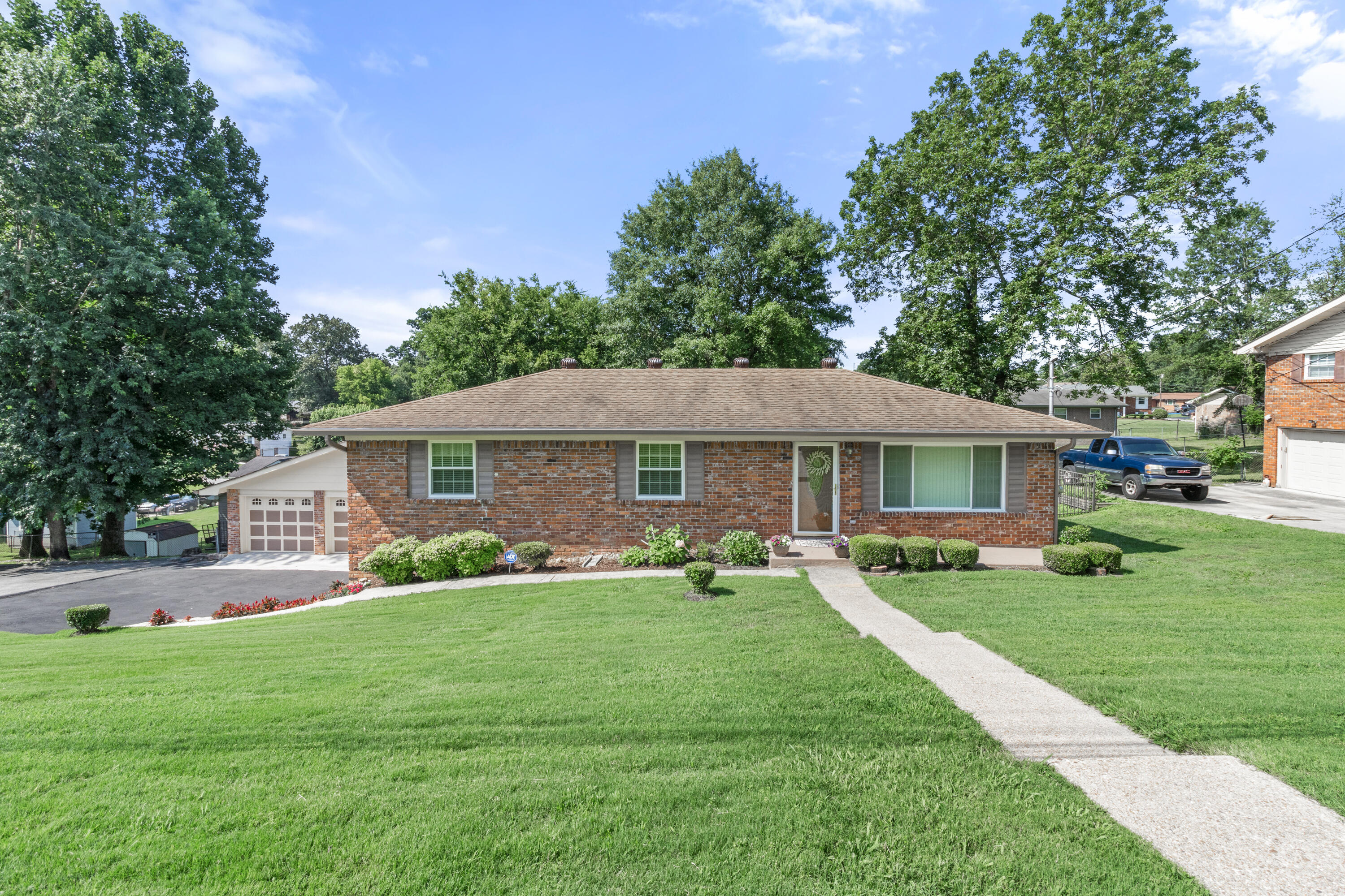 4310 Tee Pee Drive Chattanooga, TN 37406 - Photo 2 of 24 tee pee front