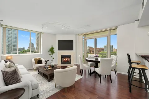 $375,000 | 1515 South Prairie Avenue, Unit 803, Chicago, IL 60605