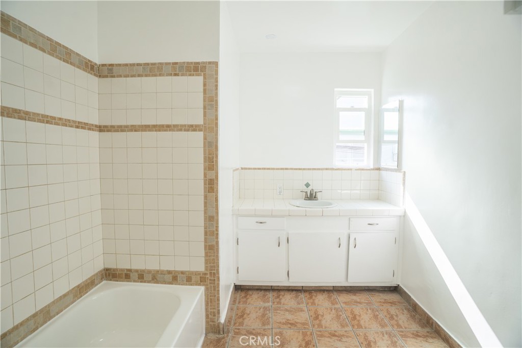 1415 Cedar Avenue Long Beach, CA 90813 - Photo 22 of 26 a bathroom with a bathtub and a sink