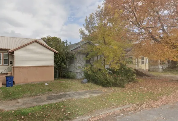 a view of a house with a backyard
