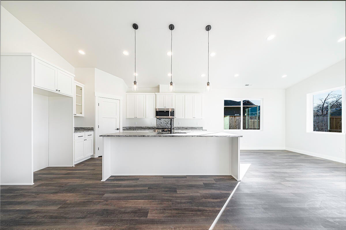 165 Suncrest Road Talent, OR 97540 - Photo 14 of 30 DSC1006