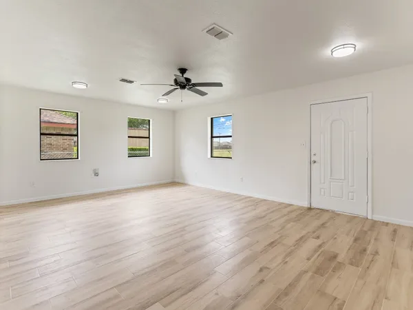a view of a livingroom with a ceiling fan window and a ceiling fan