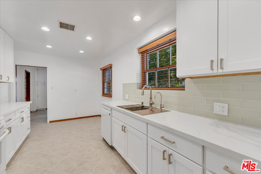5500 Colbath Avenue Sherman Oaks, CA 91401 - Photo 21 of 54