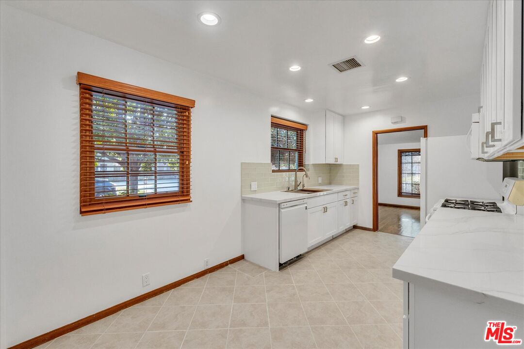 5500 Colbath Avenue Sherman Oaks, CA 91401 - Photo 22 of 54