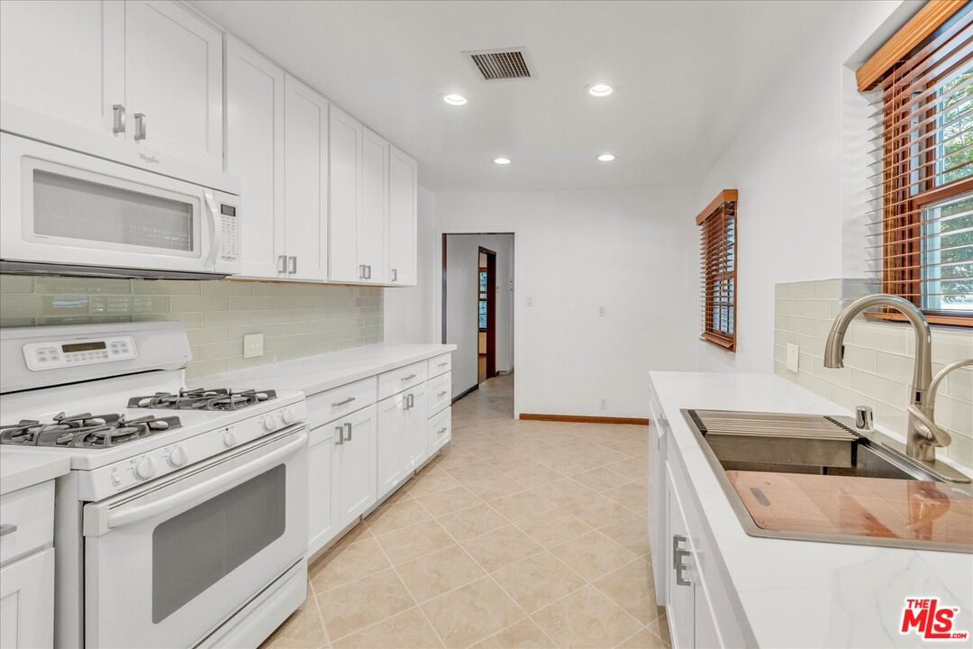 5500 Colbath Avenue Sherman Oaks, CA 91401 - Photo 24 of 54