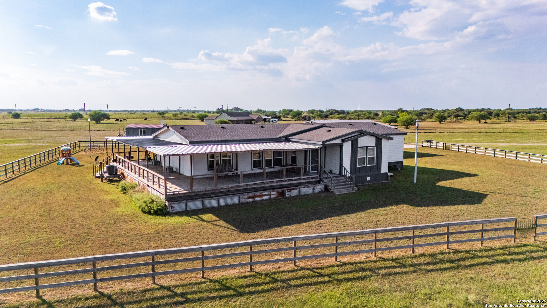 193 Shady Hollow Road Victoria, TX 77904 - Photo 4 of 37