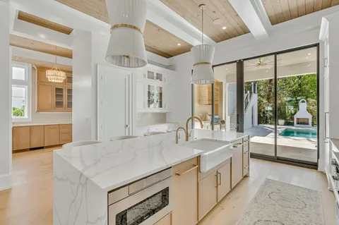 a view of entryway with window