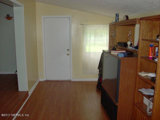 7344 Melvin Road Jacksonville, FL 32210 - Photo 3 of 11 a workspace with furniture and a window