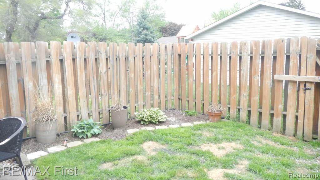 2419 Samoset Road Royal Oak, MI 48073 - Photo 13 of 17 DSCN3326.jpg
