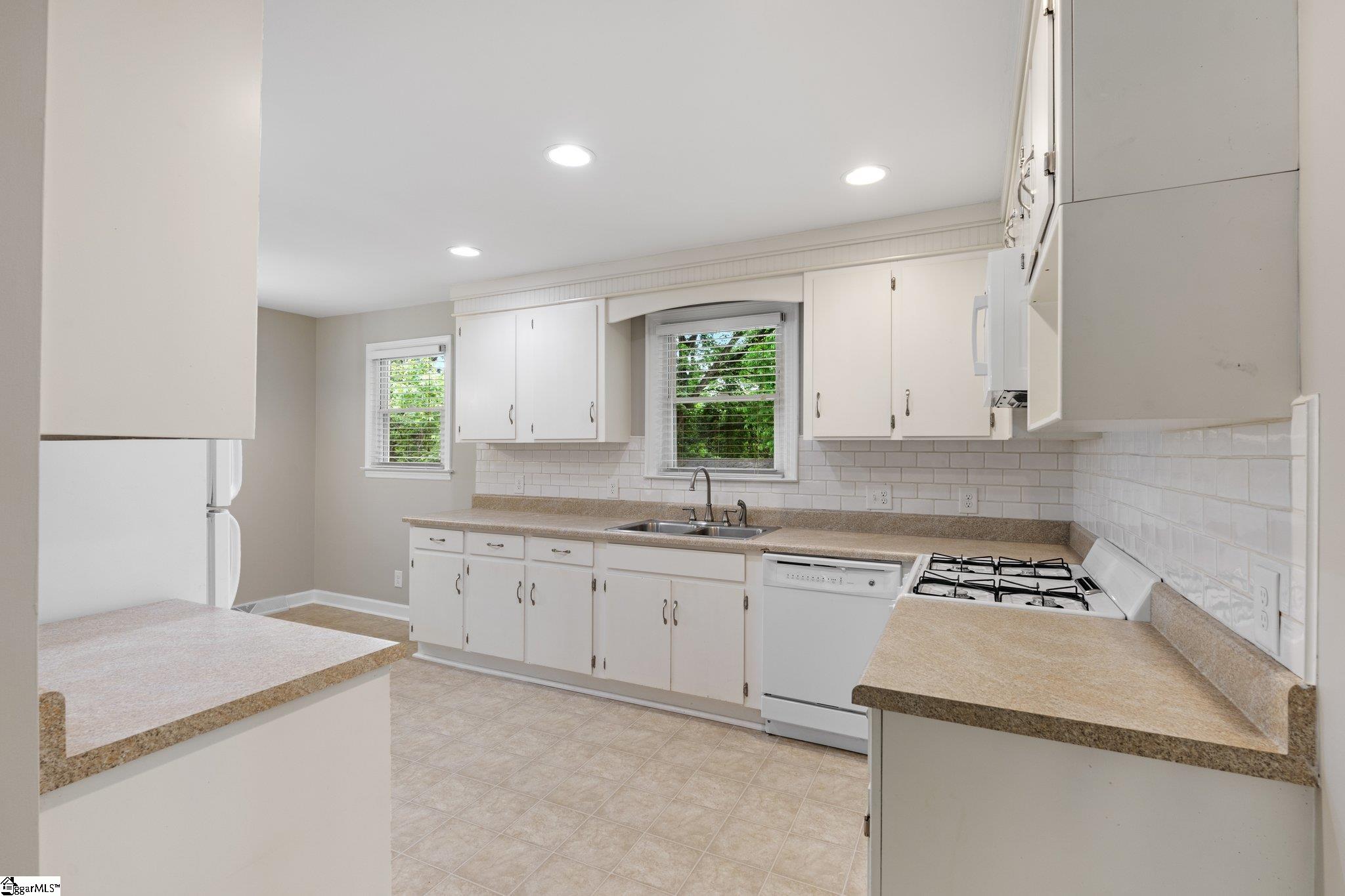 520 Ridgewood Drive Greer, SC 29651 - Photo 8 of 34 Gallery Image 8