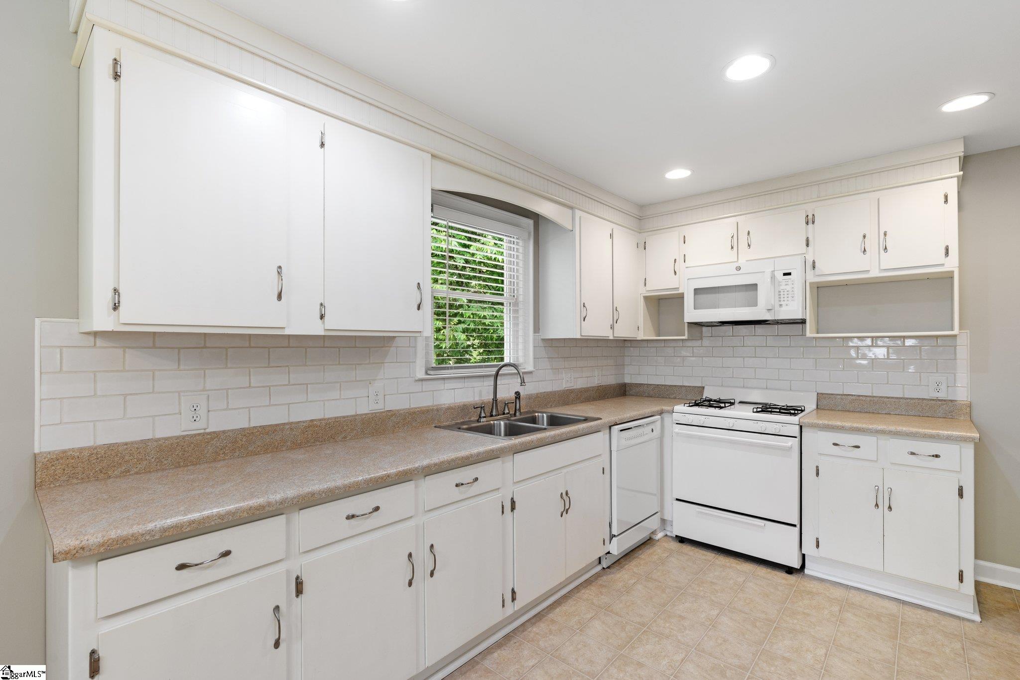 520 Ridgewood Drive Greer, SC 29651 - Photo 10 of 34 Gallery Image 10